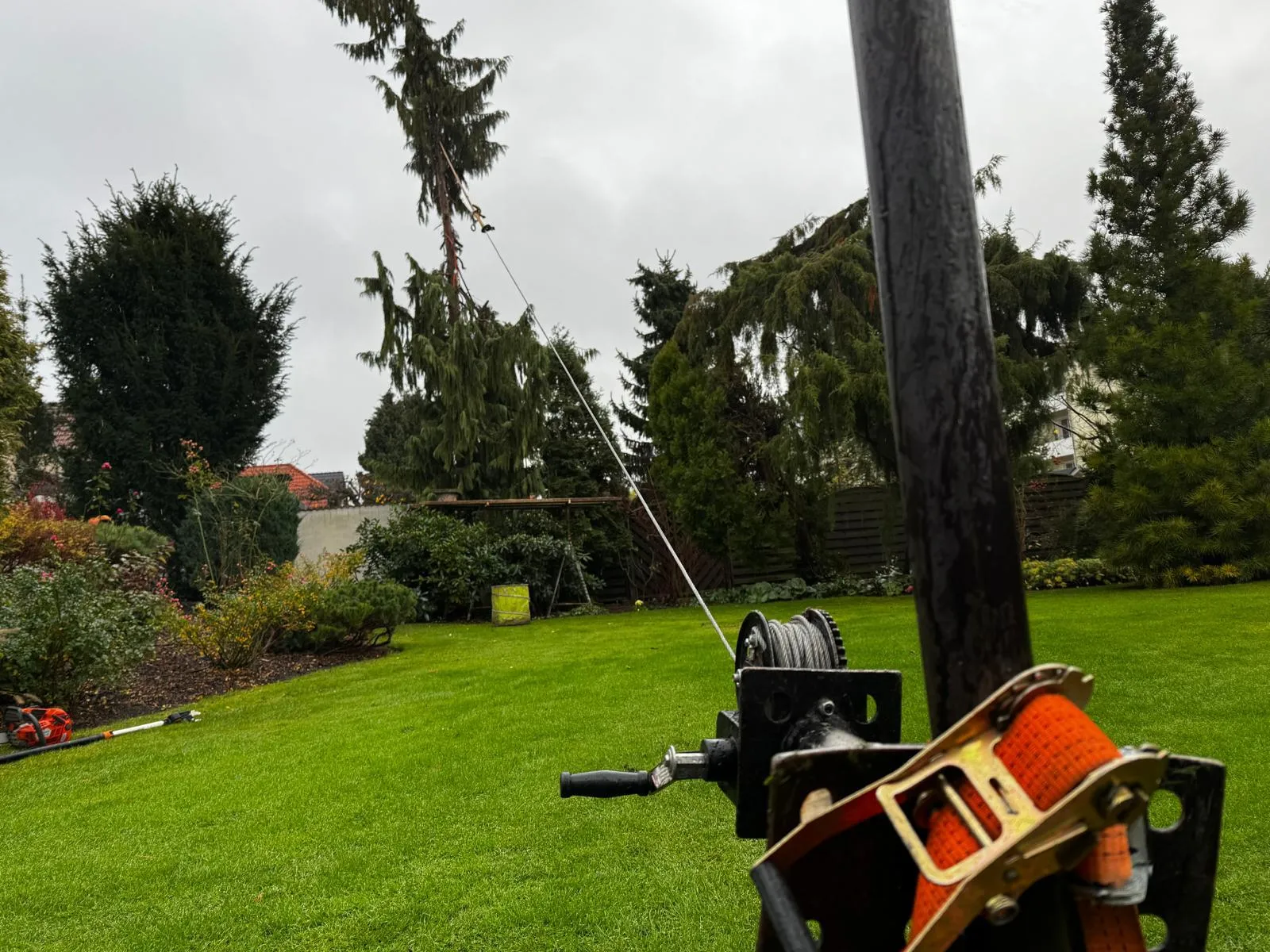 Eigenbau: Fällhilfe mit Seilwinde, damit der Baum nicht beim Nachbarn landet