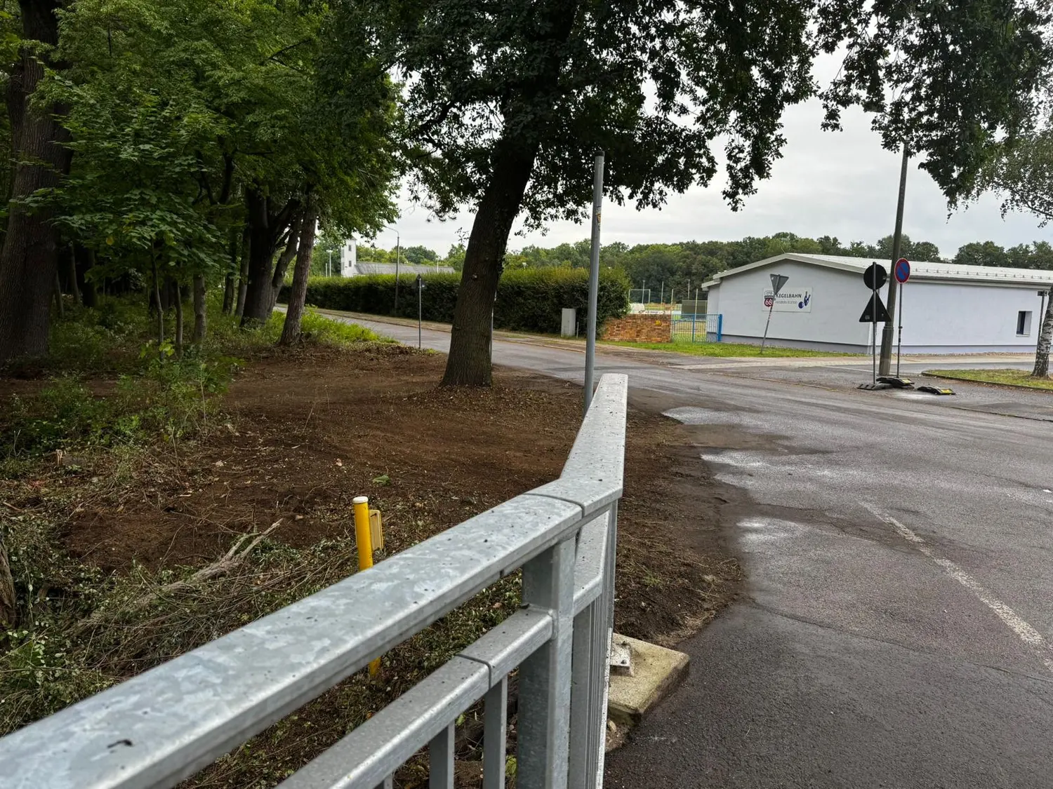Blick von der Brücke auf die freigeschnittene Kreuzung
