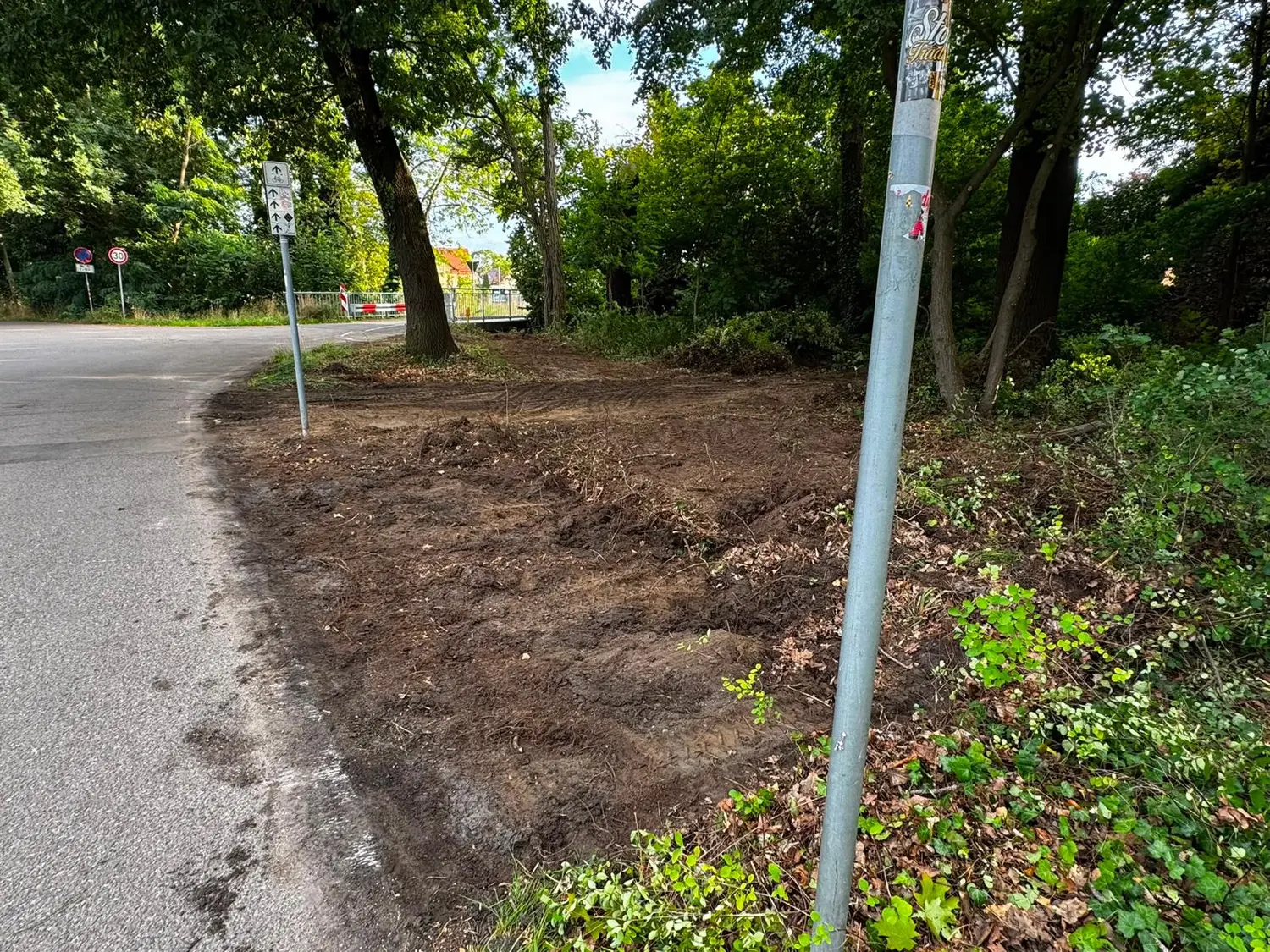 Abgeräumter Randstreifen an der Einmündung