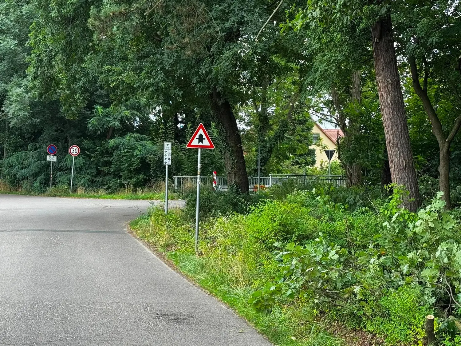 Dieselbe Einmündung nach dem Freischneiden, Schild und Brücke sichtbar